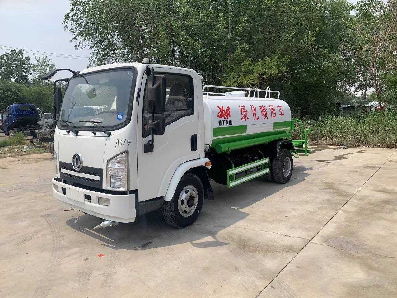 Water sprinkler truck, landscaping truck, large fog cannon dust suppression truck, water tanker