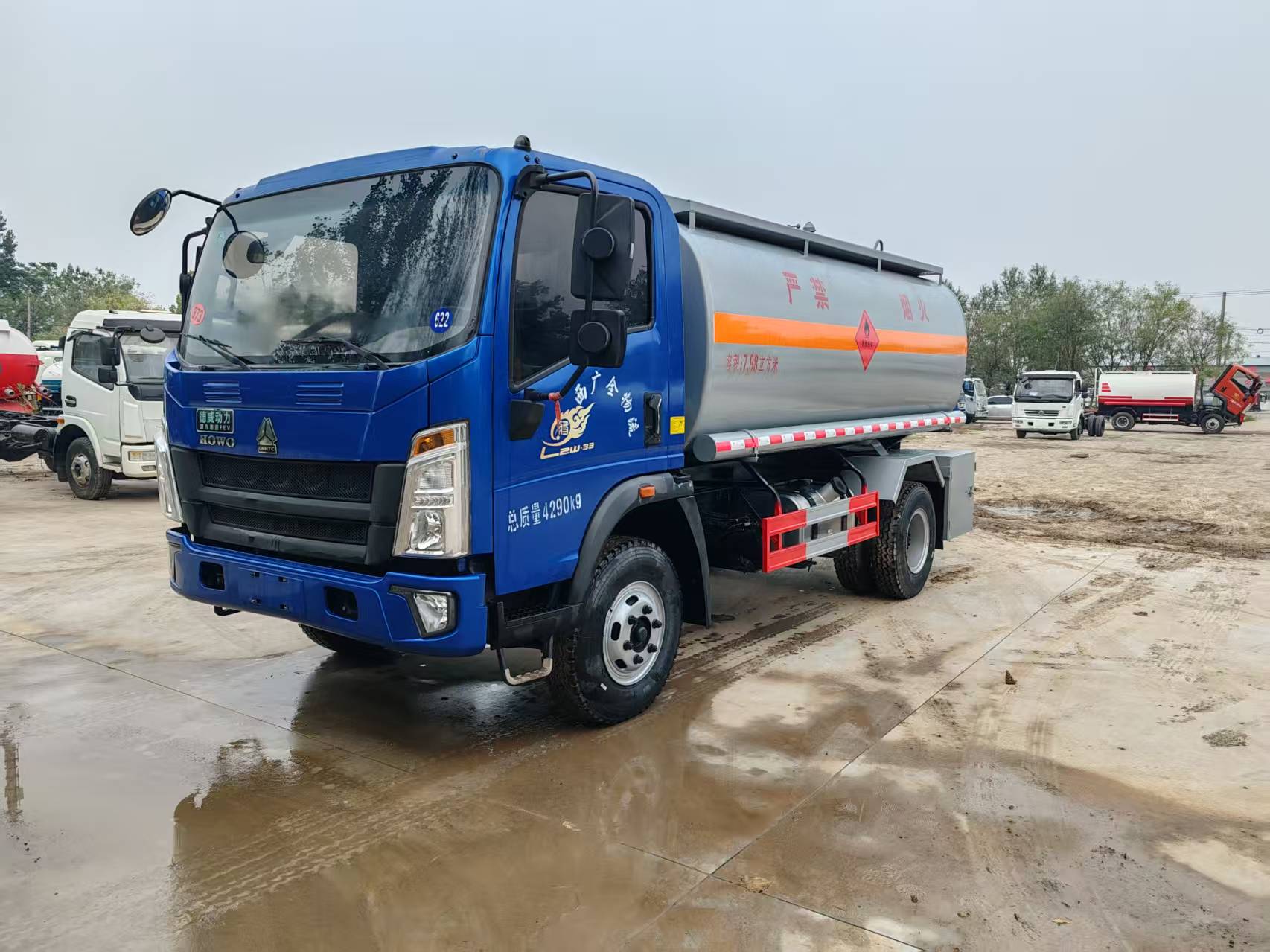 Sinotruk Mobile Diesel Fuel Tank Truck, Small and Large Oil Tank Transport Vehicles