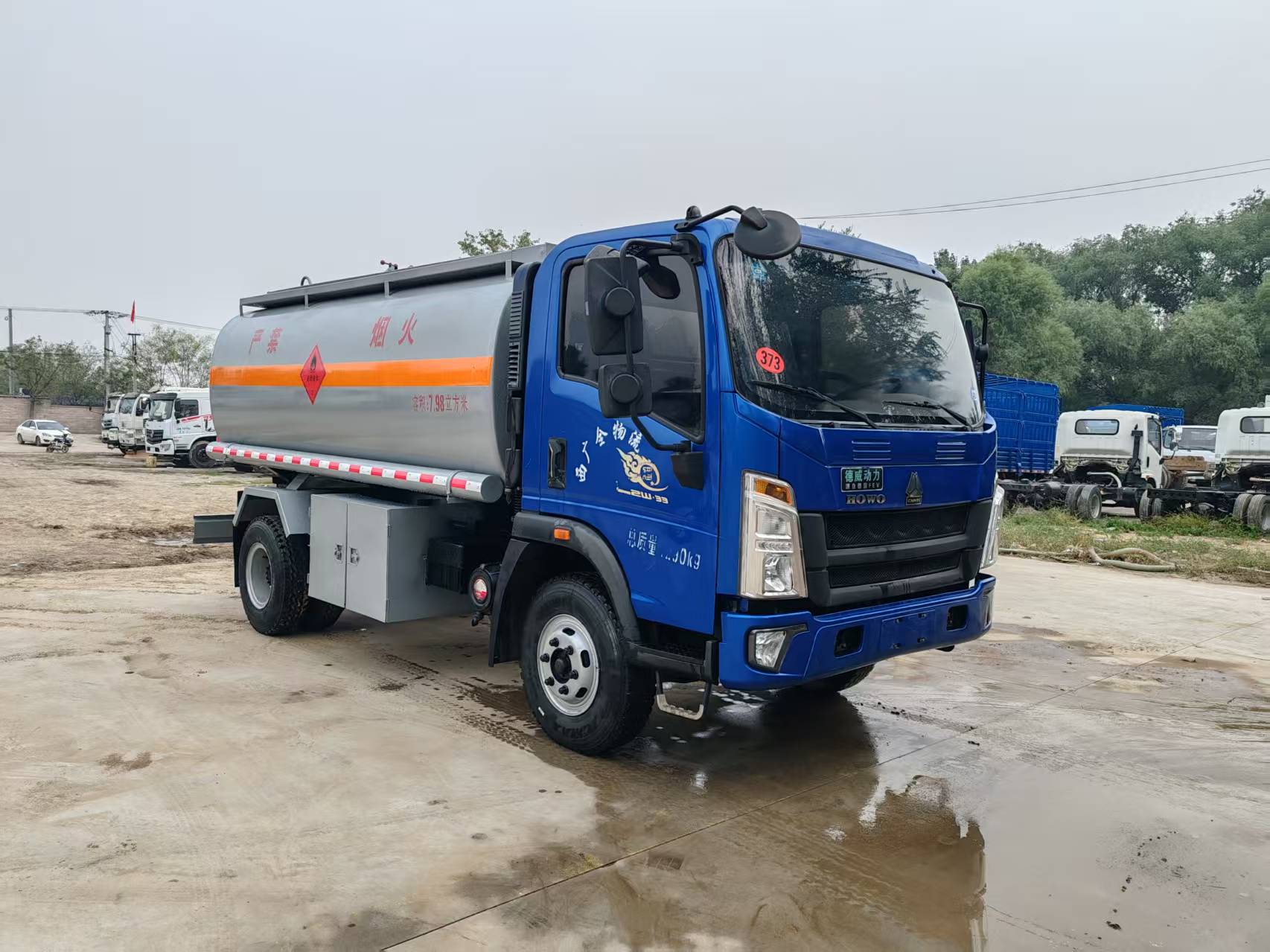 Sinotruk Mobile Diesel Fuel Tank Truck, Small and Large Oil Tank Transport Vehicles