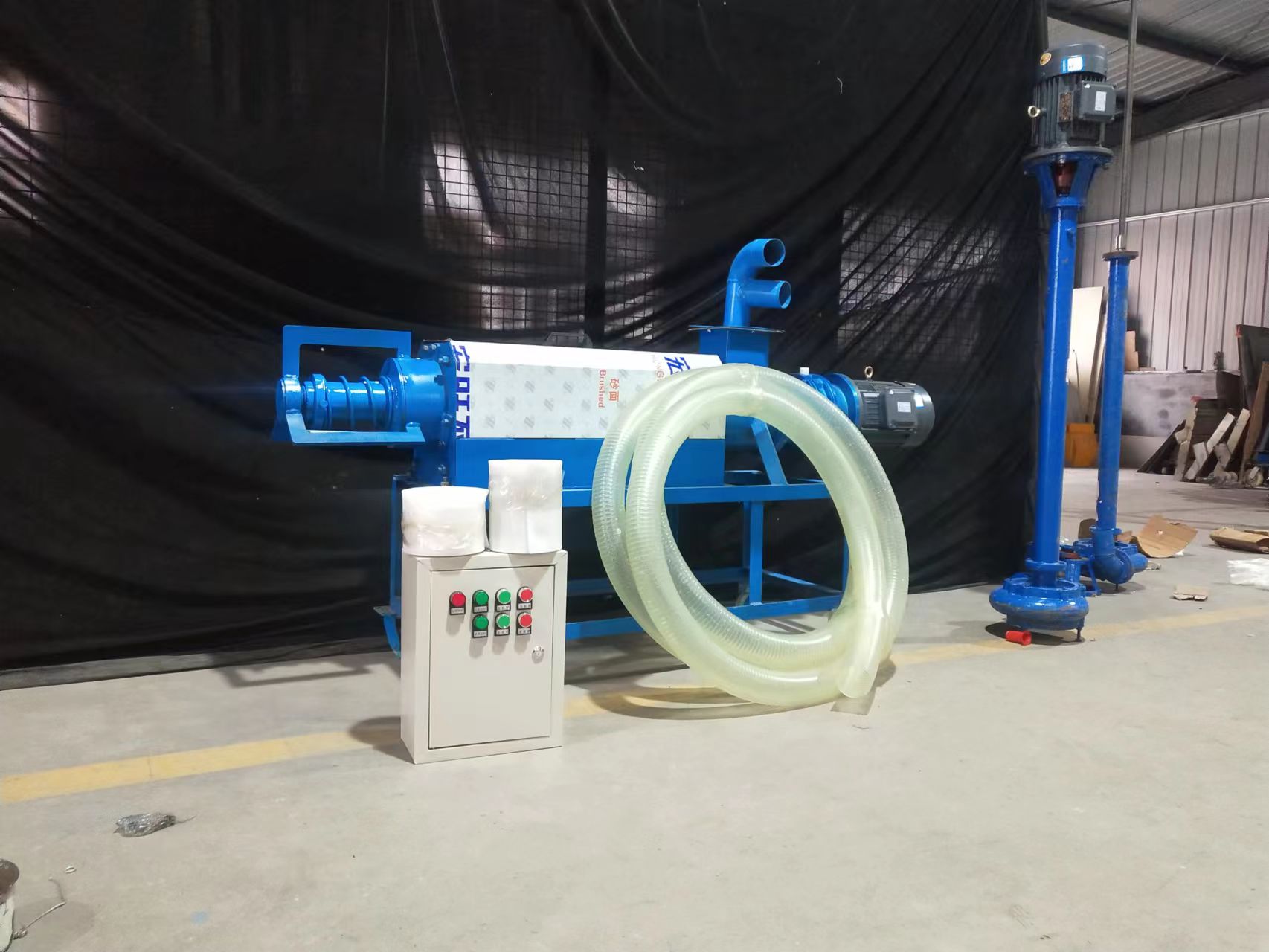 Vertical plate type dry-wet separator, dry-wet separator, separator