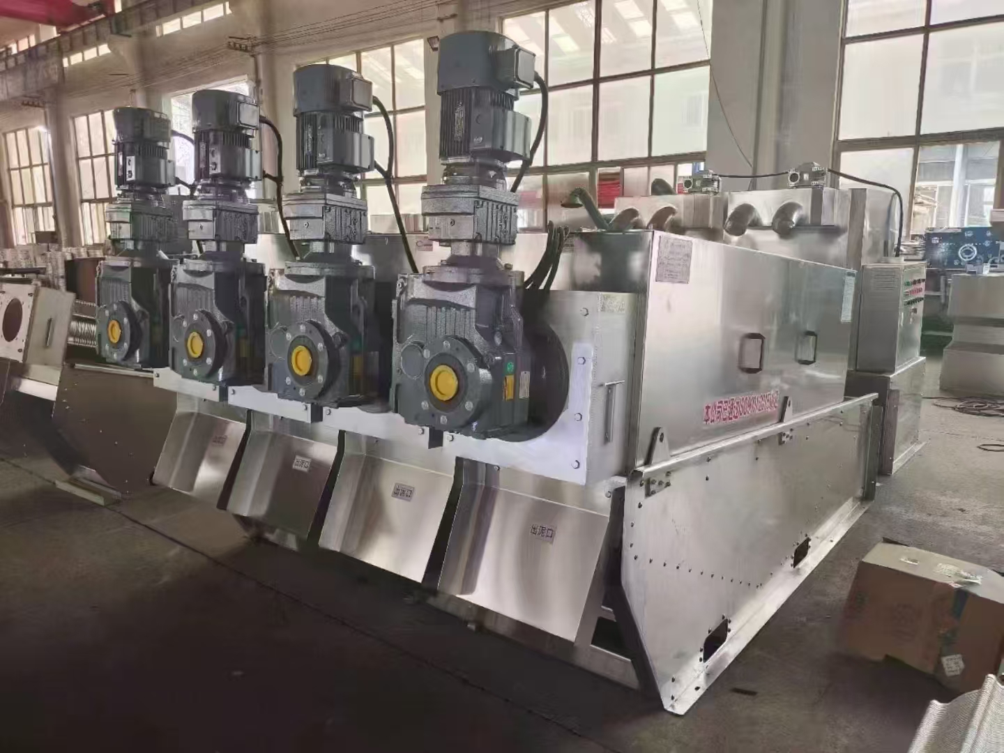 SD404 type screw-type sludge dewatering machine. The treated water has turned yellow.