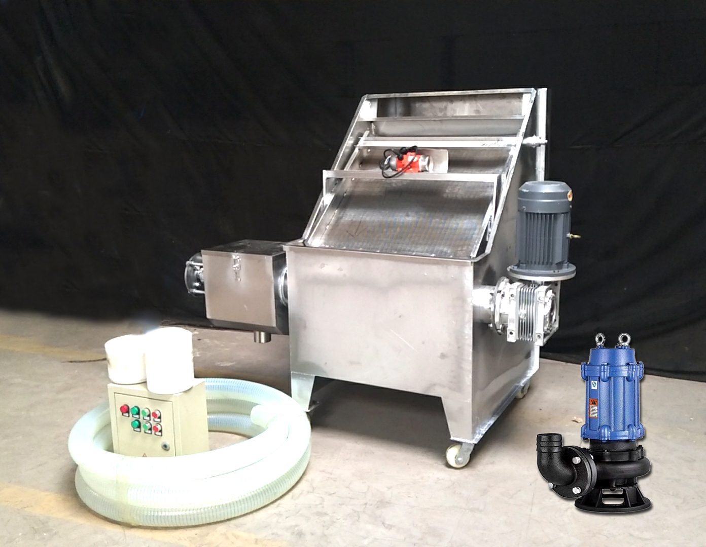 The inclined screen type dry-wet separator, model SD800, is suitable for materials with high water content.