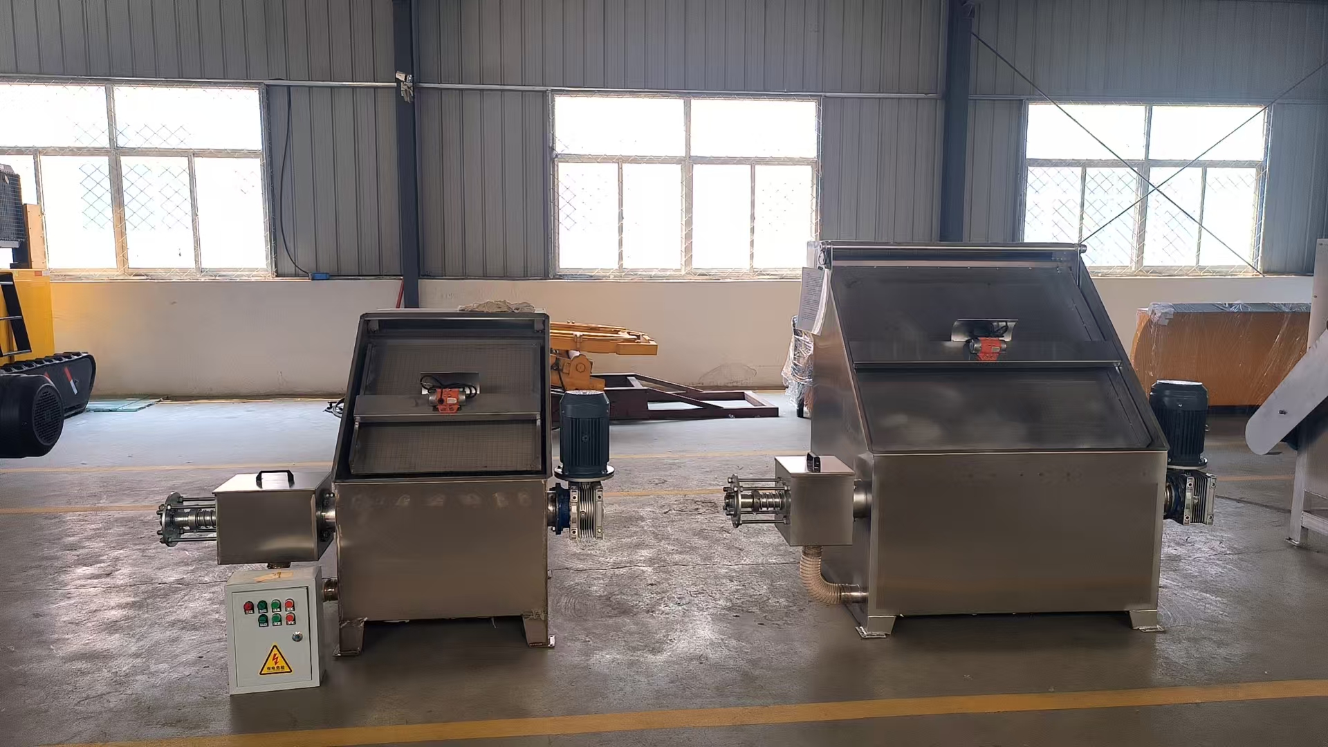 The inclined screen type dry-wet separator, model SD800, is suitable for materials with high water content.