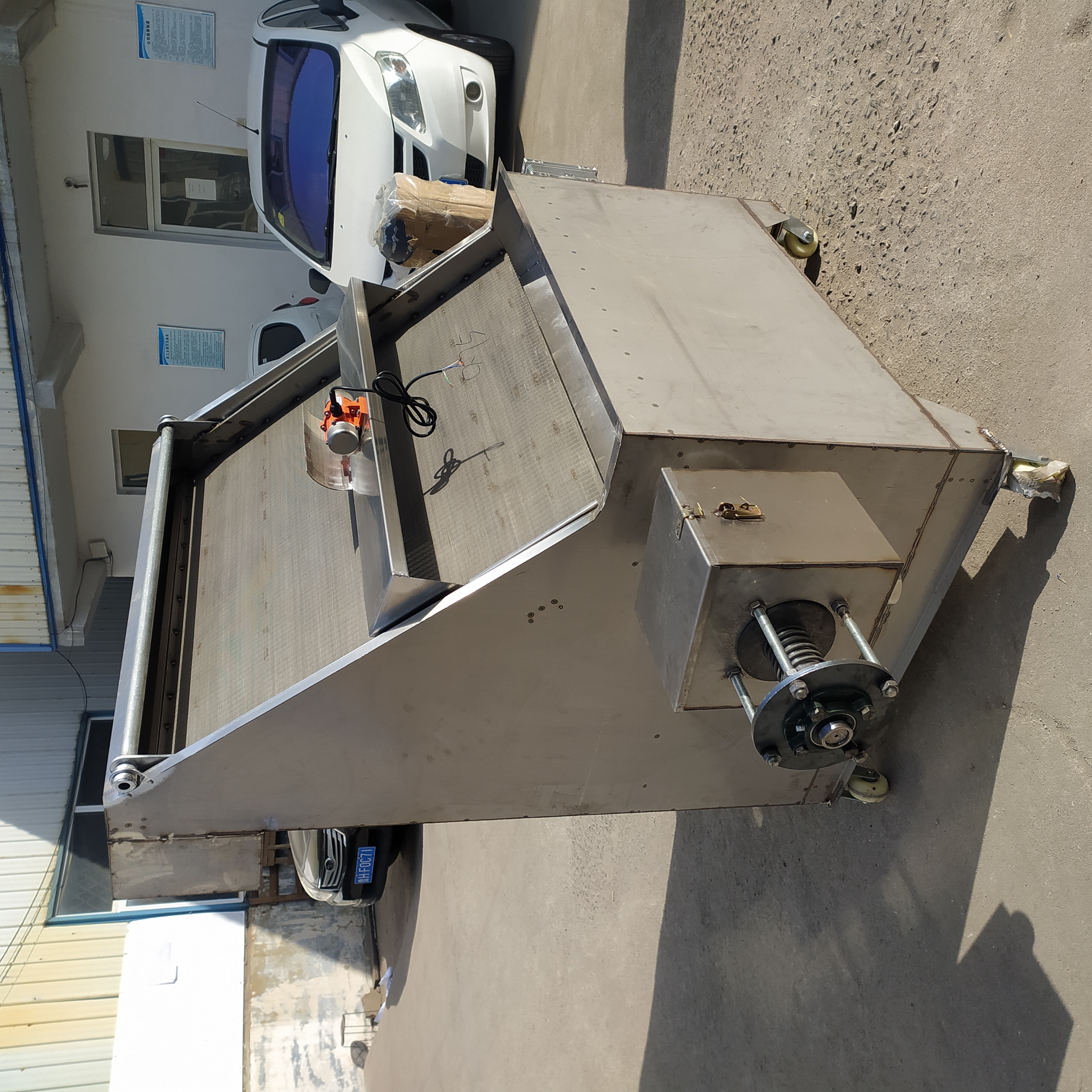 The inclined screen type dry-wet separator, model SD800, is suitable for materials with high water content.
