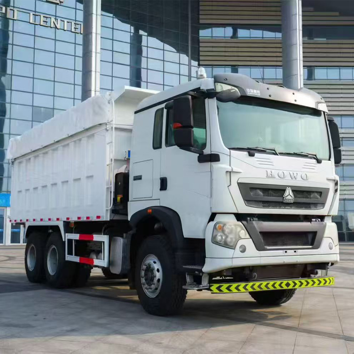 HOWO TX 371HP 5.6m Box Truck LHD Electric Tarpaulin Cargo Vehicle