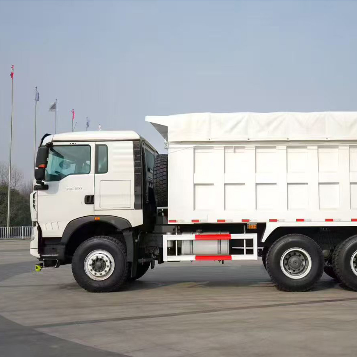 HOWO TX 371HP 5.6m Box Truck LHD Electric Tarpaulin Cargo Vehicle