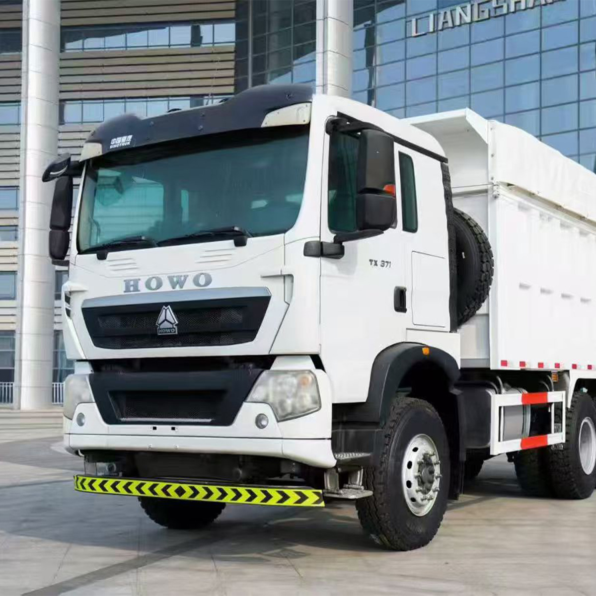 HOWO TX 371HP 5.6m Box Truck LHD Electric Tarpaulin Cargo Vehicle