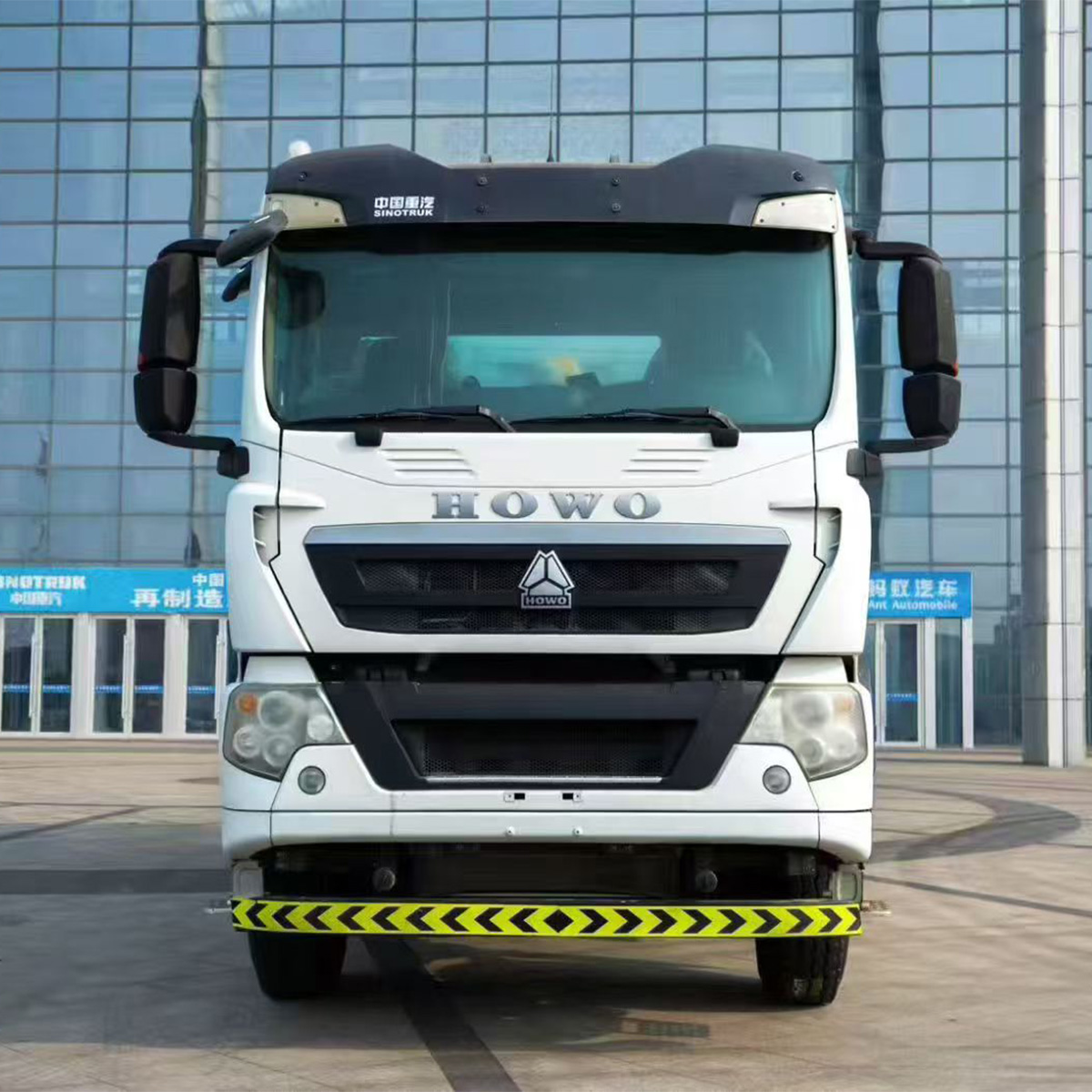 HOWO TX 371HP 5.6m Box Truck LHD Electric Tarpaulin Cargo Vehicle