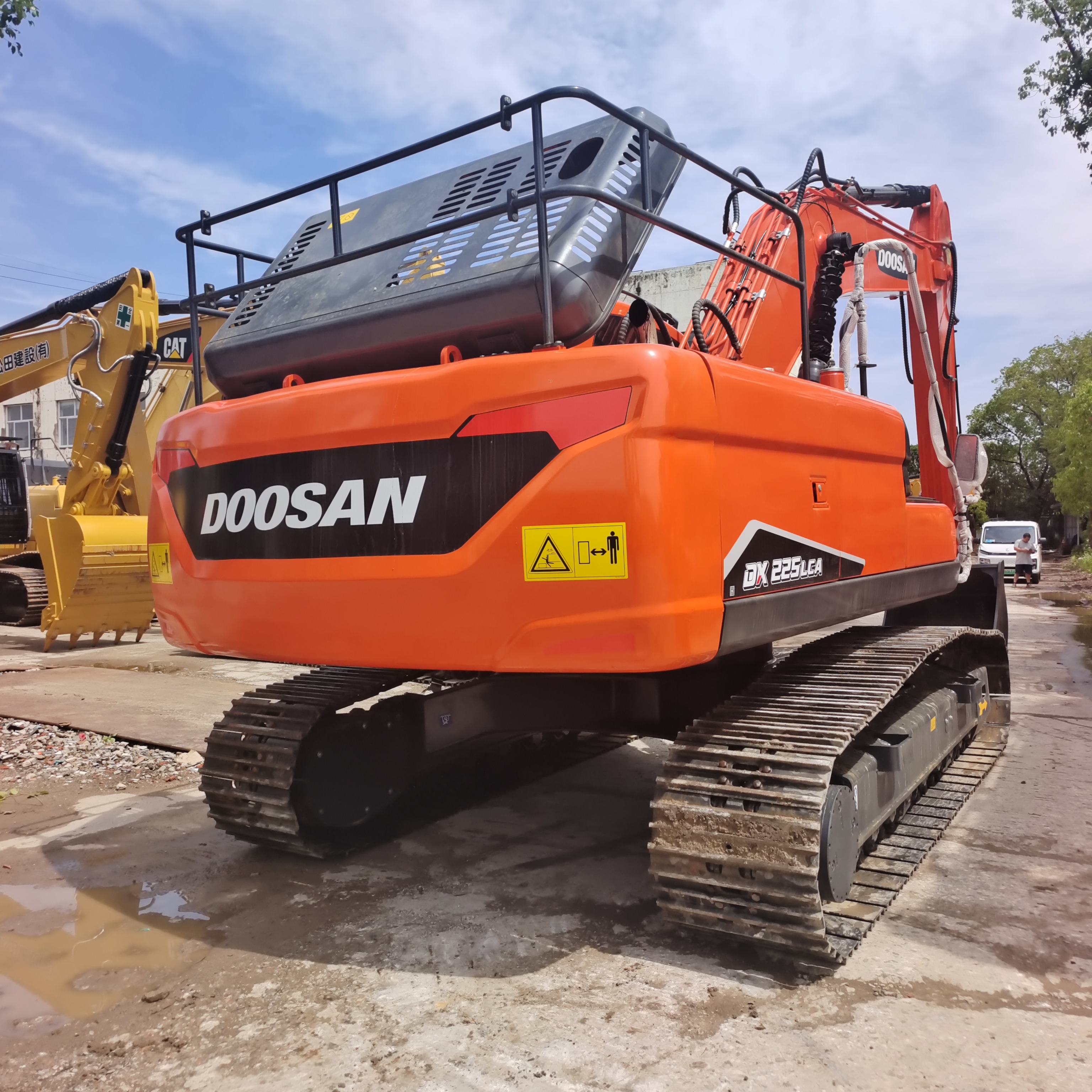 DOOSAN DX225 USED EXCAVATOR