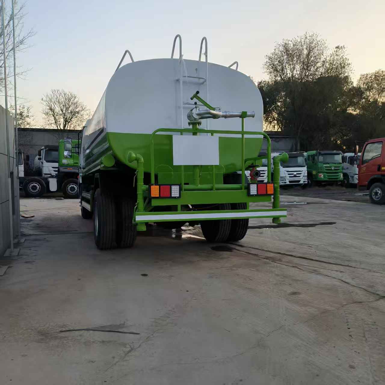 Large 35-ton water spray truck, medium 10-ton environmental sanitation and landscaping spraying truck, road surface cleaning truck, engineering environmental sanitation fog gun dust reduction water tank truck, drinking water transport truck