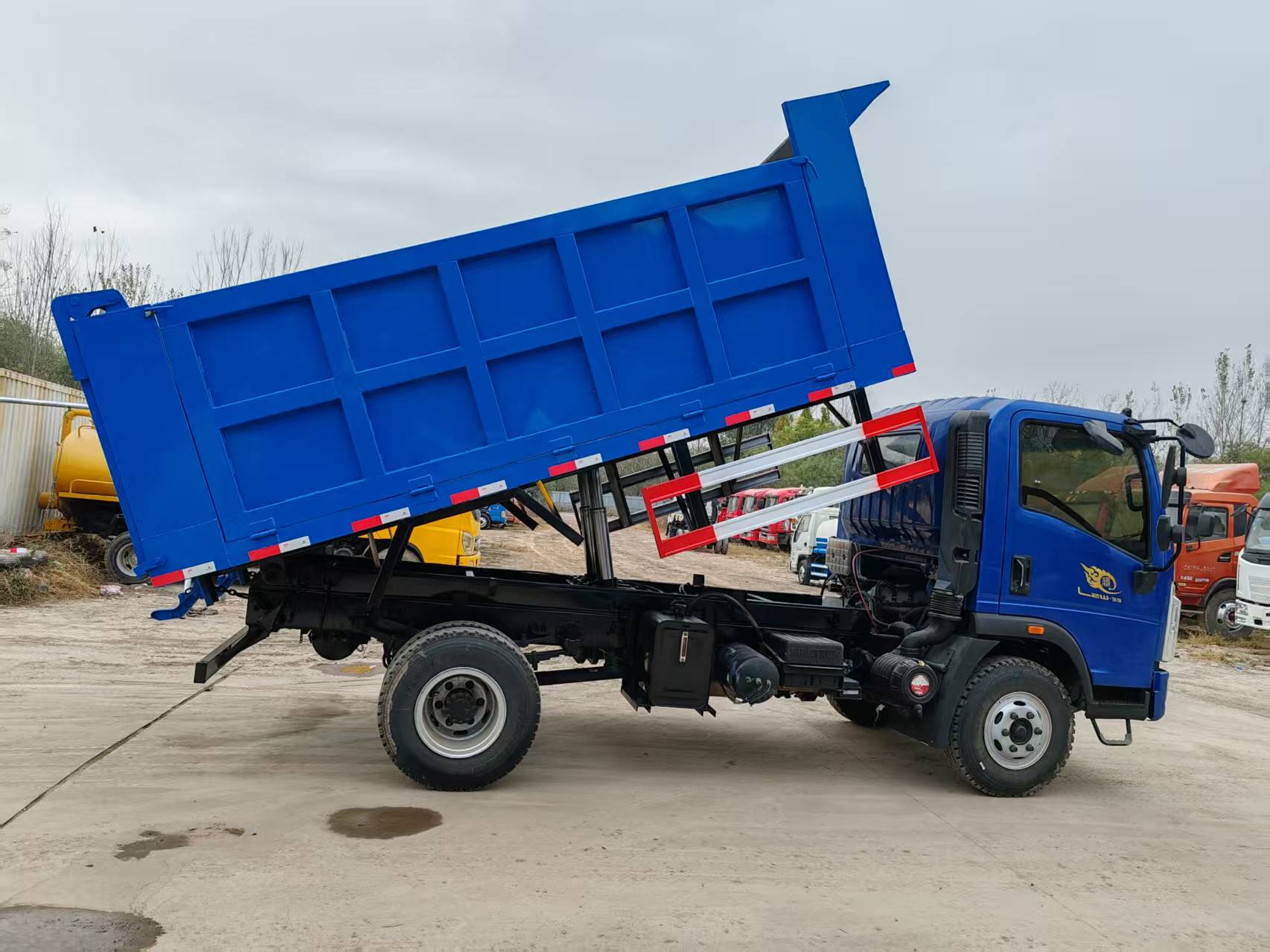 HOWO light truck dump truck large object transportation engineering vehicle large, medium and small construction site slag and garbage removal vehicle