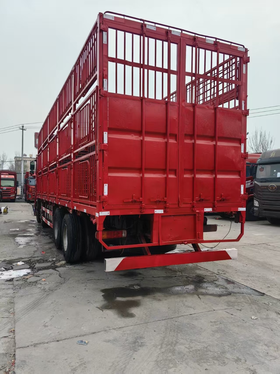 9.6m 8×4 Pig Cage Truck, 460HP 12-Speed Automatic Transmission, Full Configuration