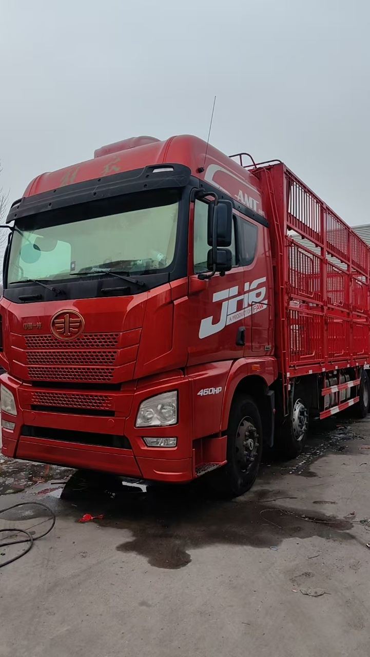 9.6m 8×4 Pig Cage Truck, 460HP 12-Speed Automatic Transmission, Full Configuration