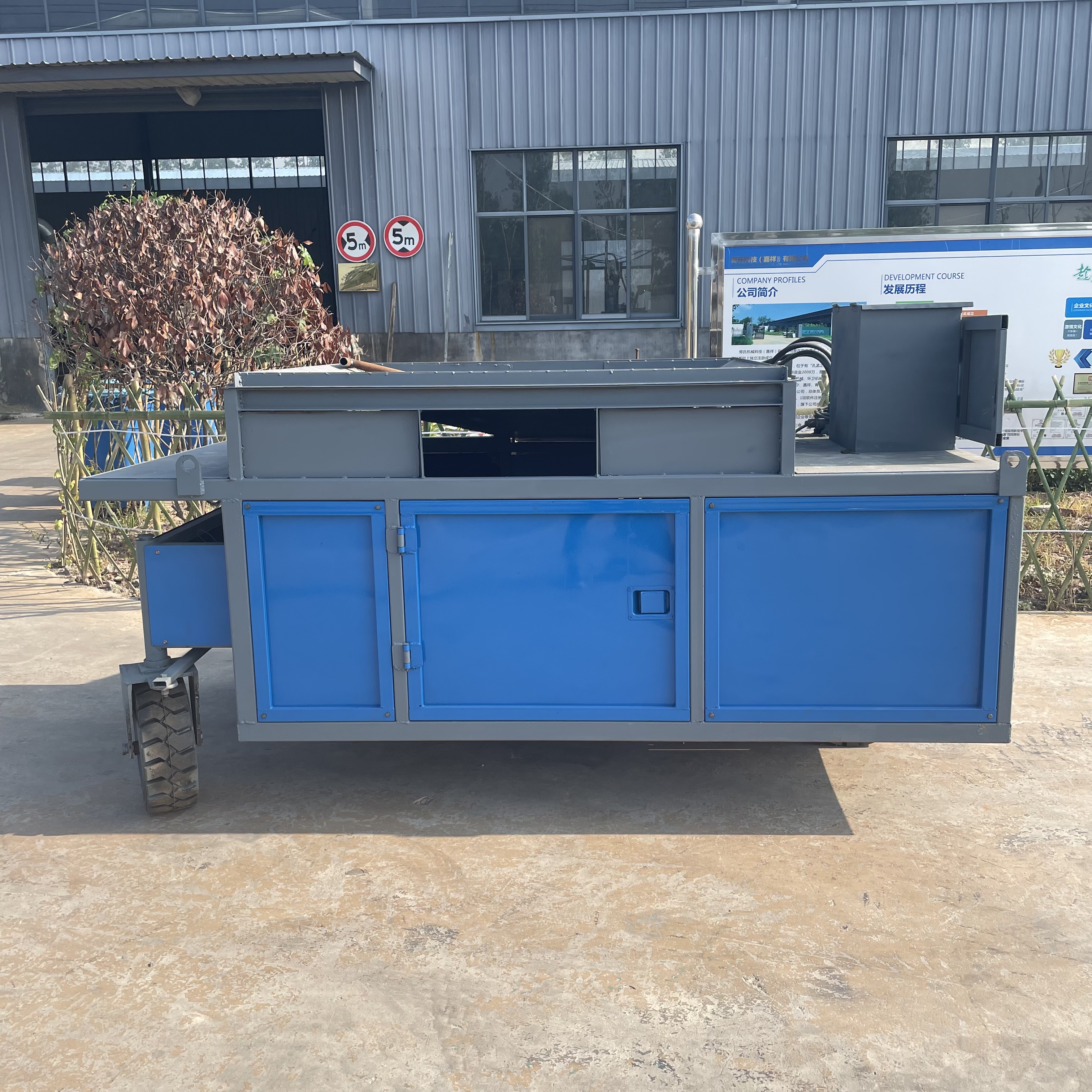 600 Type Self-propelled Curb Forming Machine