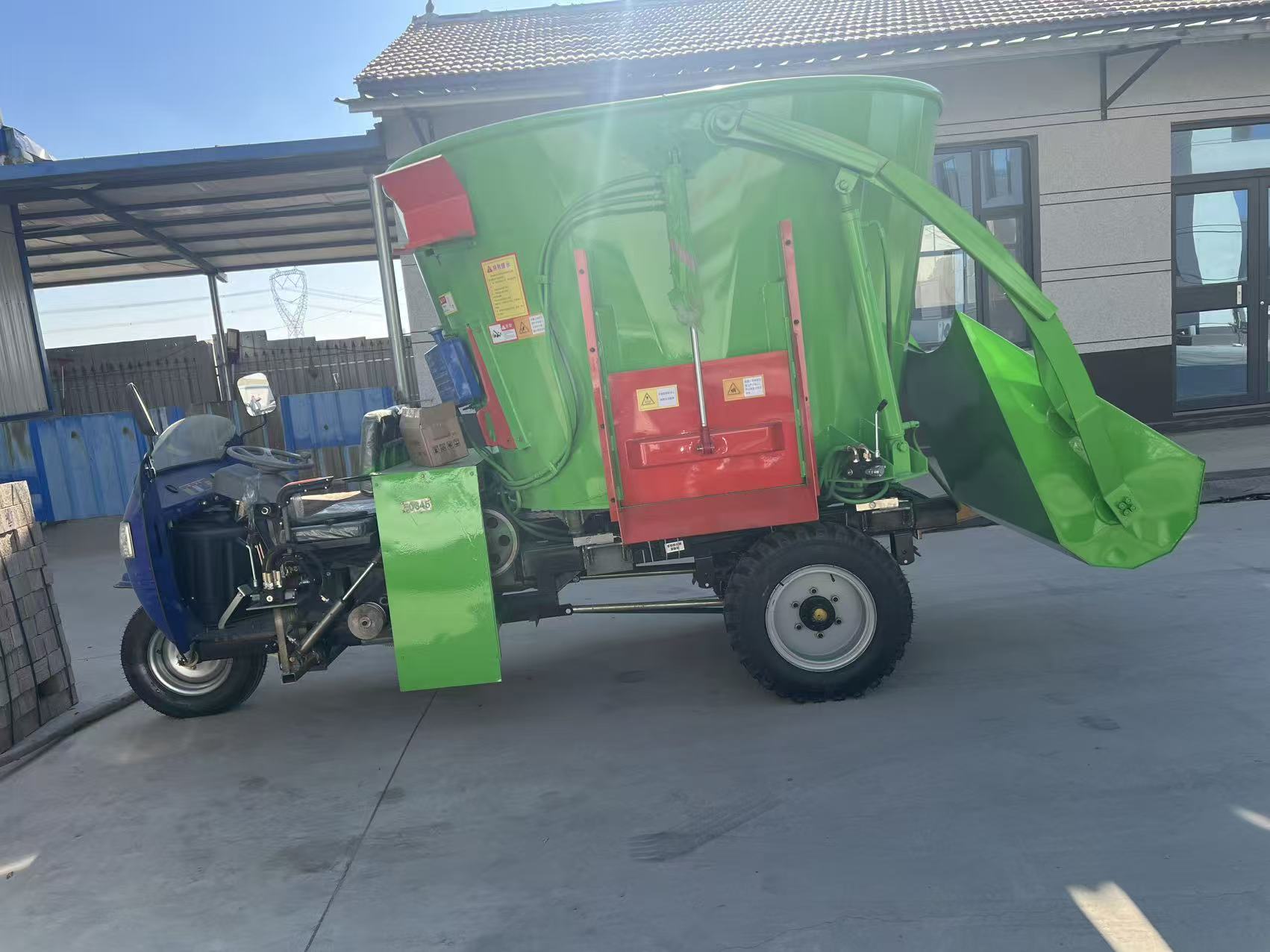 Electric/Diesel Cattle & Sheep Barn Feed Spreader Truck, TMR Feed Uniform Feeding Vehicle