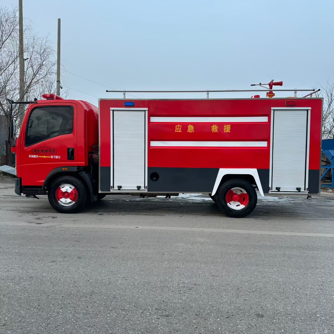 Zhongqi Haowo fire truck large emergency fire rescue fire water tank truck