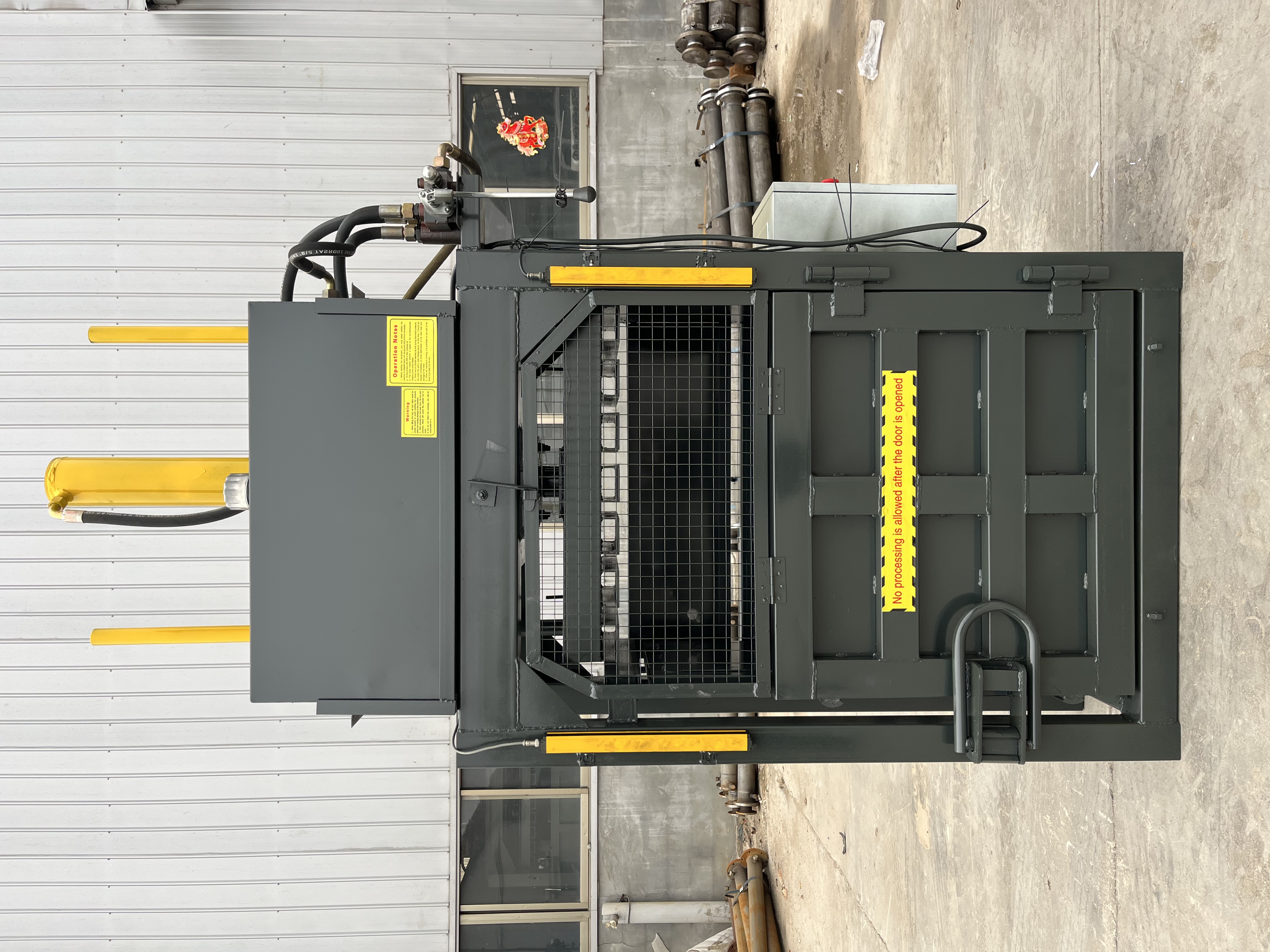 Vertical Hydraulic Baler