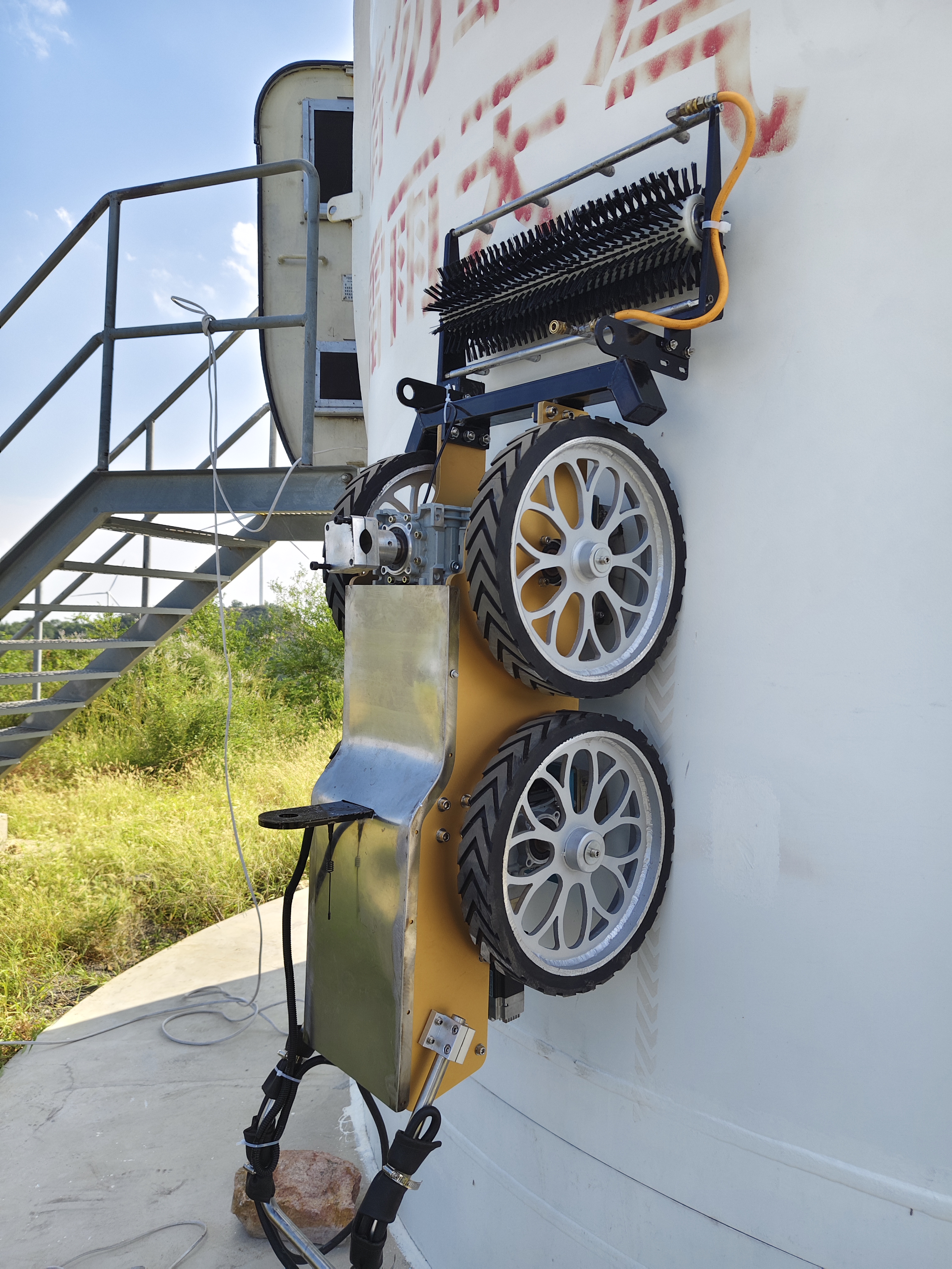 Wall-climbing Cleaning Robot